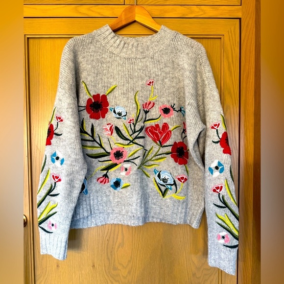 Romeo Juliet Mock Neck Floral Embroidered Gray Sweater / boxy / small - Picture 1 of 7
